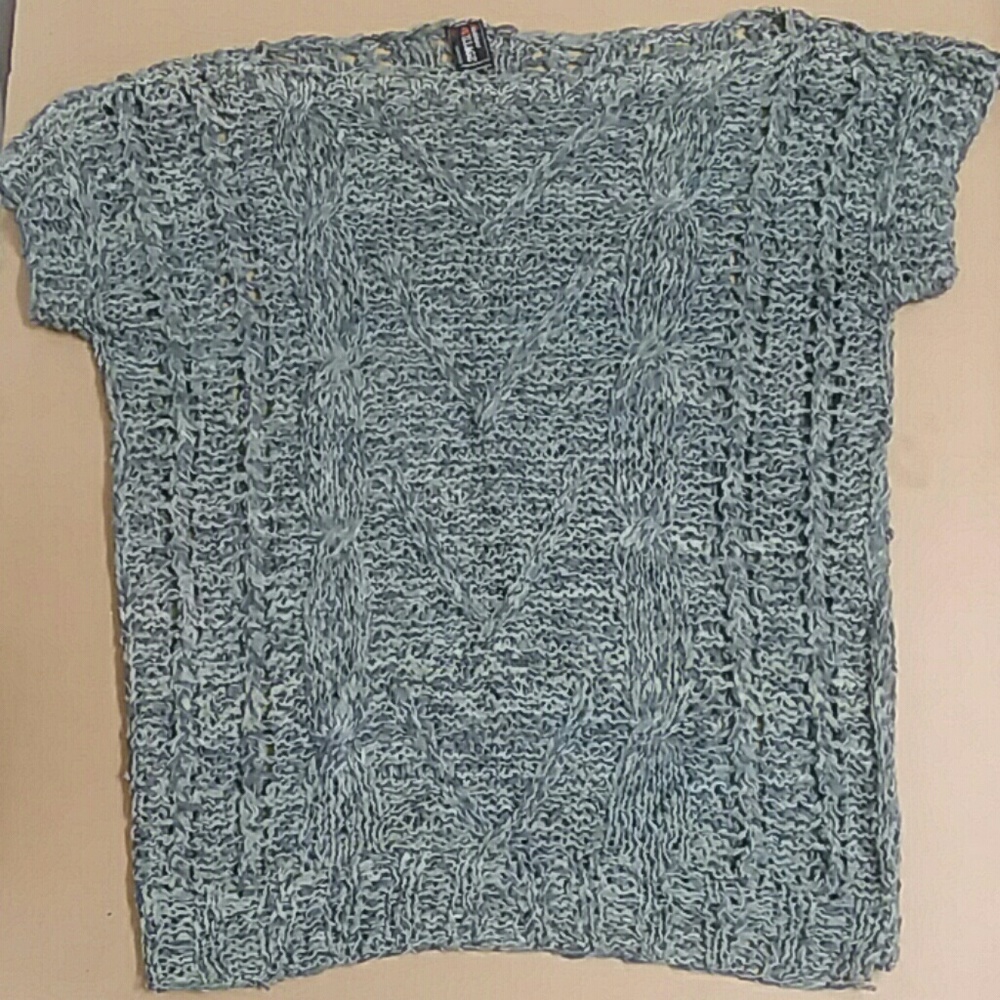 Hand-woven 100% genuine leather top.